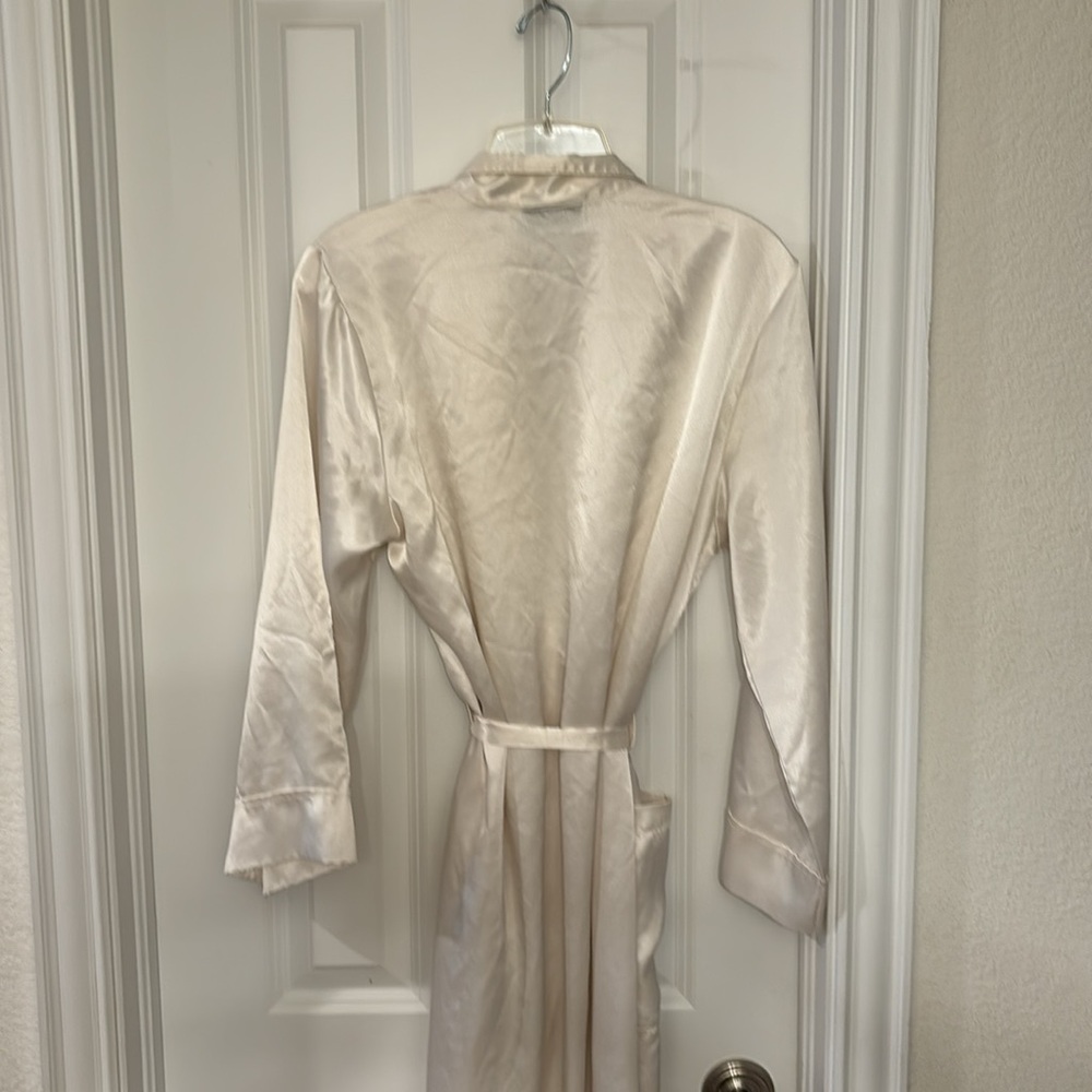 Vintage ivory robe. Size small. - Picture 5 of 5